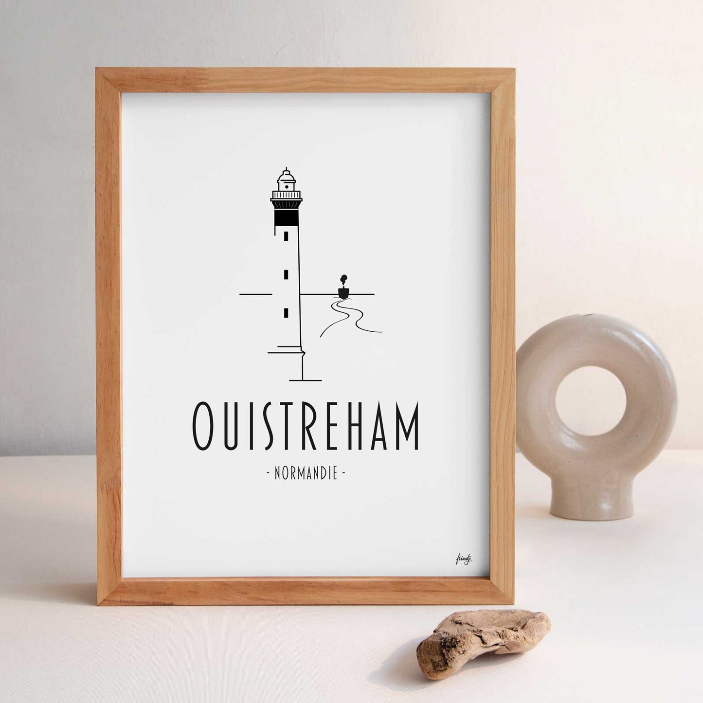 Ouistreham et son phare avec un bateau au loin