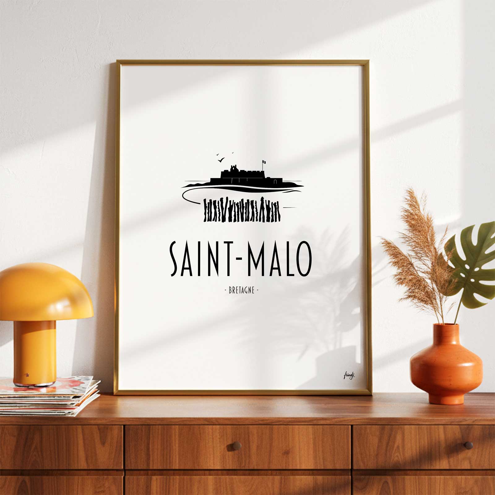 Affiche de la ville de Saint-Malo en Bretagne ! Ce poster BZH représente les célèbres brise-lames et le Fort National. Une déco marine authentique, imprimée en France, pour tous les amoureux de la Cité Corsaire.