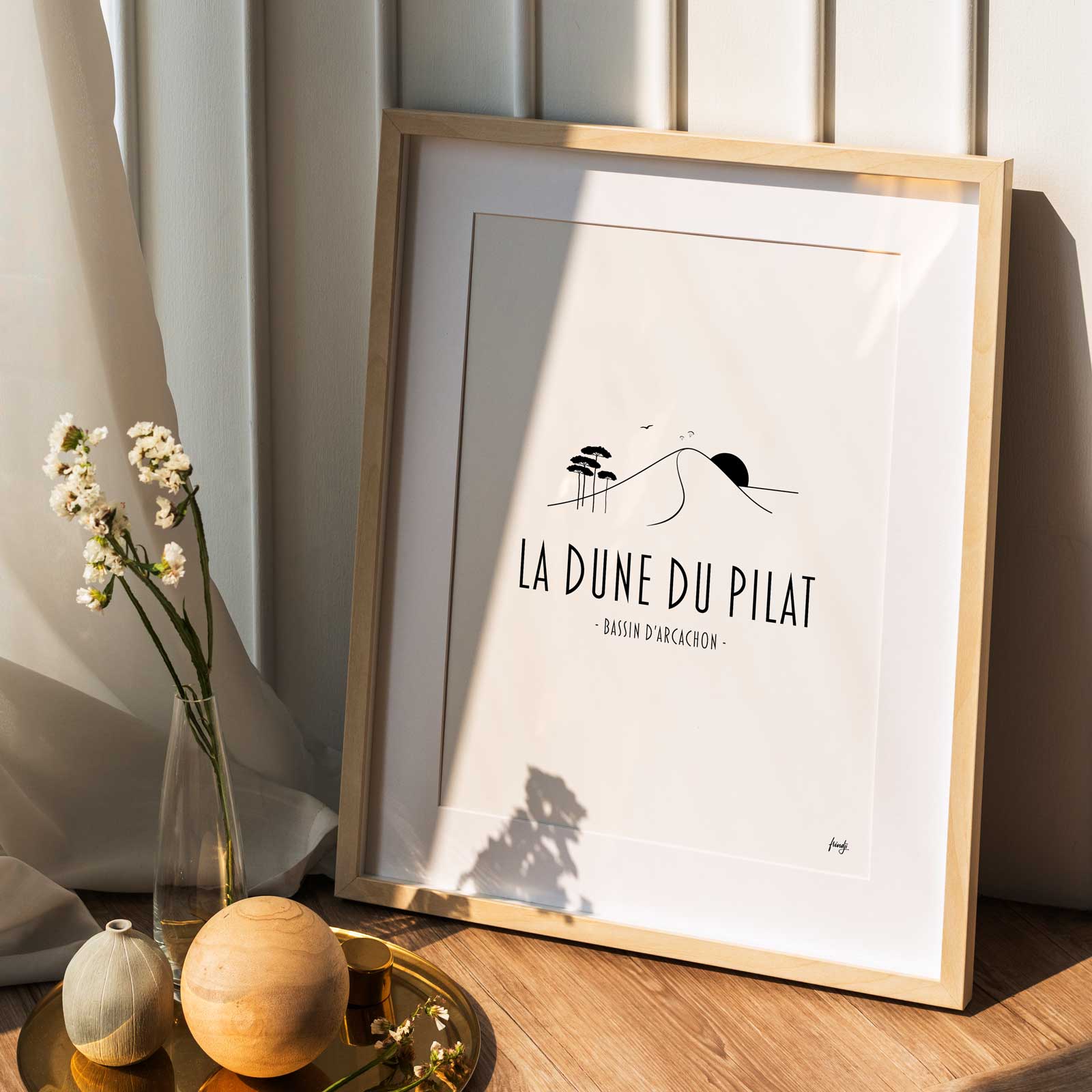 Offrez-vous une vue imprenable avec cette affiche de la Dune du Pilat. Un design moderne qui capture l'immensité du Bassin d'Arcachon entre forêt de pins et sable doré. Parfait pour un intérieur zen.