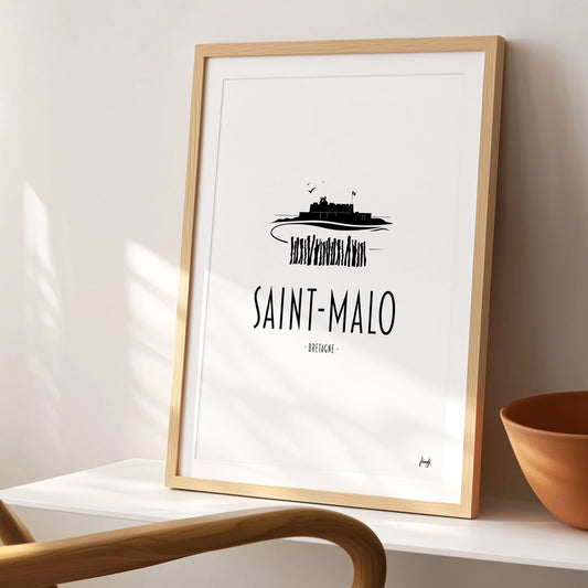 Voici une dernière variante, plus storytelling et immersive, pour vraiment déclencher le coup de cœur chez tes clients. Elle mélange le côté sauvage de la Bretagne avec les mots-clés stratégiques.

La Variante "Évasion Littorale"
« Respirez l'air du large avec cette affiche de Saint-Malo. Entre les iconiques brise-lames en chêne et la majesté du Fort National, ce poster BZH capture l'âme de la Cité Corsaire. Une déco bretonne de caractère, idéale pour transformer votre intérieur en véritable refuge marin. N