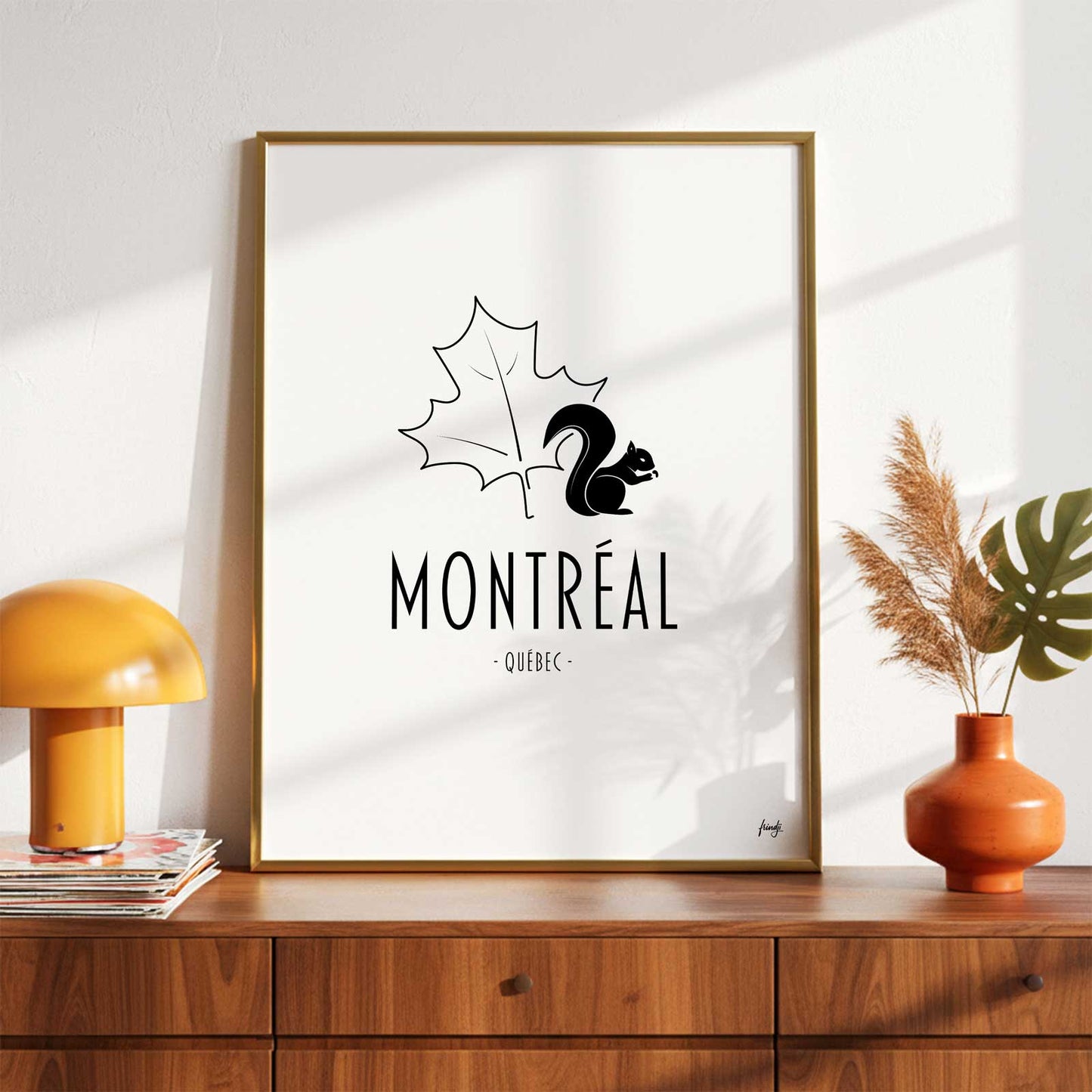 Poster Montréal : Écureuil et Feuille d'Érable. Apportez une touche de nature québécoise à votre déco avec cette affiche illustrant la faune emblématique du Mont-Royal. Design épuré et poétique.